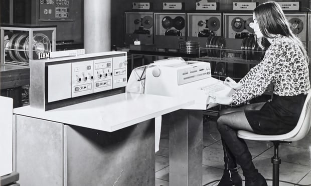 क्याथी जिलिस्पेले १९७० को सेन्ट्रल इलेक्ट्रिसिटी जेनेरेटिङ बोर्डमा आईबीएम-360 मा गरिएको प्रारम्भिक कार्यक्रमलाई संचालन गरिन्। फोटोग्राफ: क्याथी जिलिस्पे
