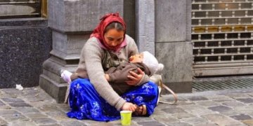 माग्नेले काखमा लिएको बच्चा किन सधैं निदाइरहेको हुन्छ?