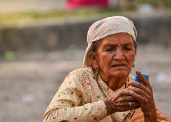 महिलाको कुर्ता, मोवाइल र मोटरसाइकल