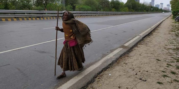 एक बृद्वाको ४०० किलोमिटर लामो यात्रा