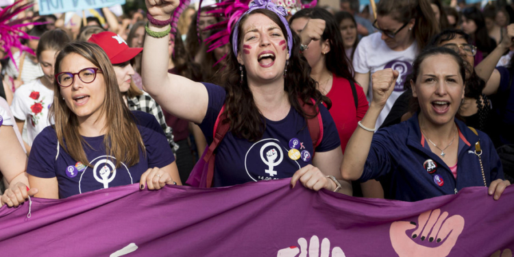 Des femmes manifestent pendant le grand cortege lors de la Greve nationale des femmes ce vendredi 14 juin 2019 a Lausanne. (KEYSTONE/Jean-Christophe Bott)