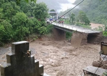 वर्षा र बाढीका कारण पृथ्वी राजमार्ग अवरुद्ध