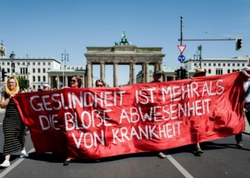 ‘मुख छोपिन्न, भ्याक्सिन लाइन्न’ भन्दै जर्मनीमा लाखौंको प्रदर्शन