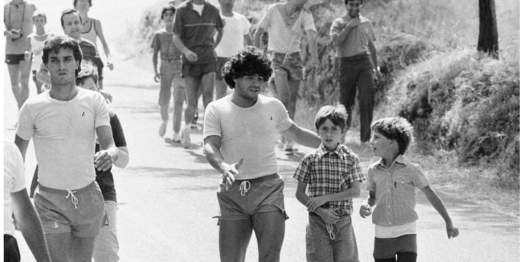 अर्जेन्टिना फुटबल आइकन डिएगो अरमान्डो म्याराडोना जुलाई २७, १९८४ मा आफ्ना युवा प्रशंसकहरुसँग कुरा गर्दै [फाईल फोटो: मसिमो सम्बुसेटि /एपी] 
