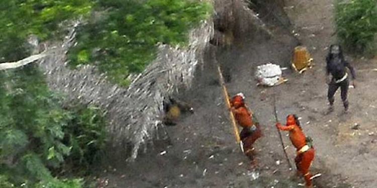 अमेजन जंगलमा रहेका आदिवासी मानिसहरु आफ्नो टाउकामाथि हेलिकोप्टर घुमेपछि त्यसको प्रतिकारस्वरुप धनुसवाण लिएर आक्रमण गर्न खोज्दै ।