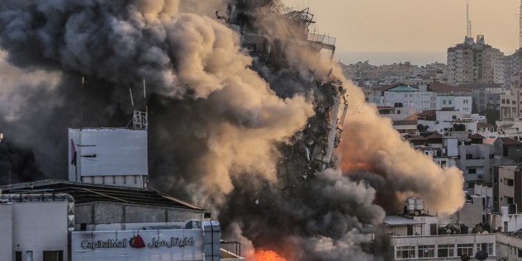 गत मे १२ मा गाजा शहरस्थित अल सुरुक टावरमा गरिएको इजरायली आक्रमण। तस्वीरः स्ट्रेट टाइम्स